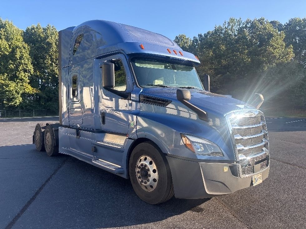 Sleeper Tractor-Heavy Duty Tractors-Freightliner-2020-T12664ST-Forest Park-GA-619,601\n\t\tmiles-$ 63,250 - Image 1