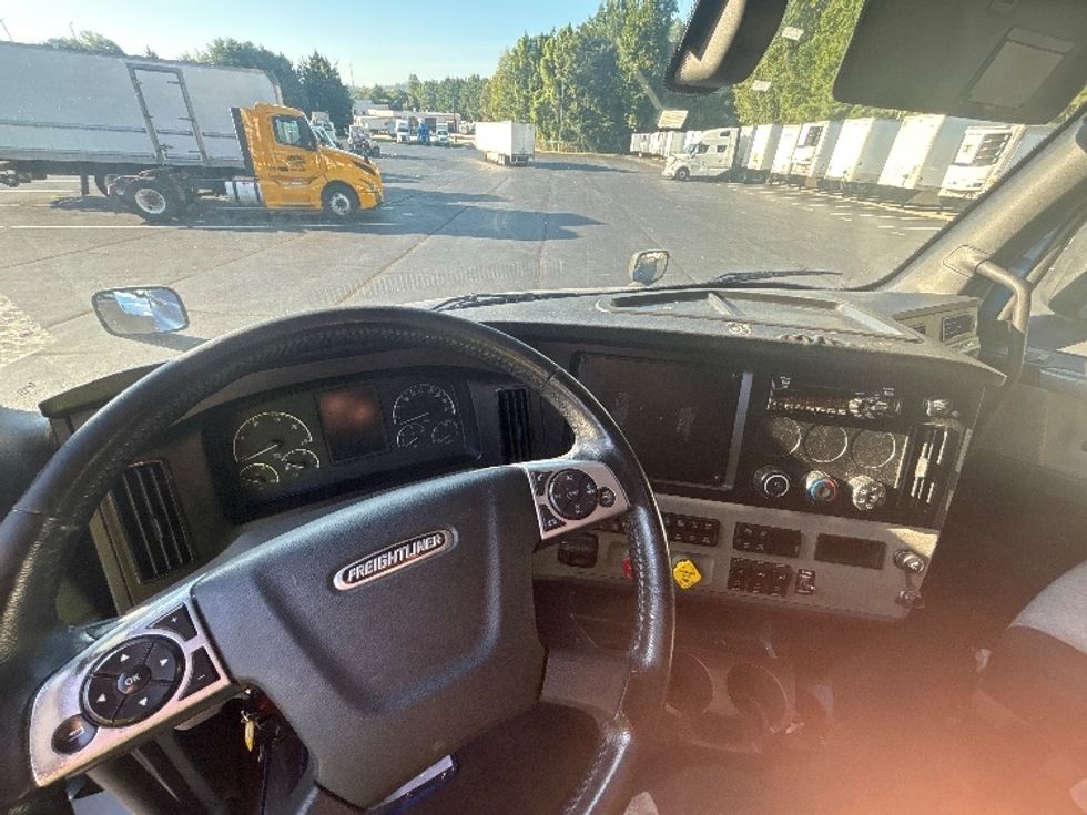 Sleeper Tractor-Heavy Duty Tractors-Freightliner-2020-T12664ST-Forest Park-GA-619,601\n\t\tmiles-$ 63,250 - Image 10