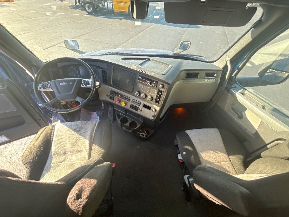 Sleeper Tractor-Heavy Duty Tractors-Freightliner-2020-T12664ST-Forest Park-GA-619,601\n\t\tmiles-$ 63,250 - Image 11
