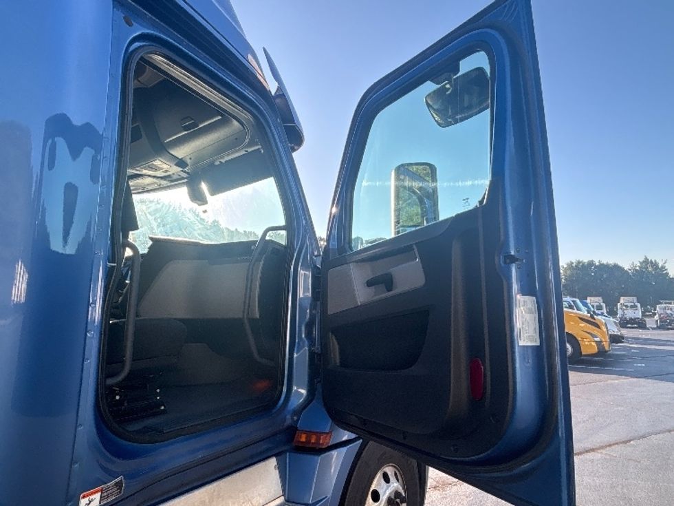 Sleeper Tractor-Heavy Duty Tractors-Freightliner-2020-T12664ST-Forest Park-GA-619,601\n\t\tmiles-$ 63,250 - Image 12