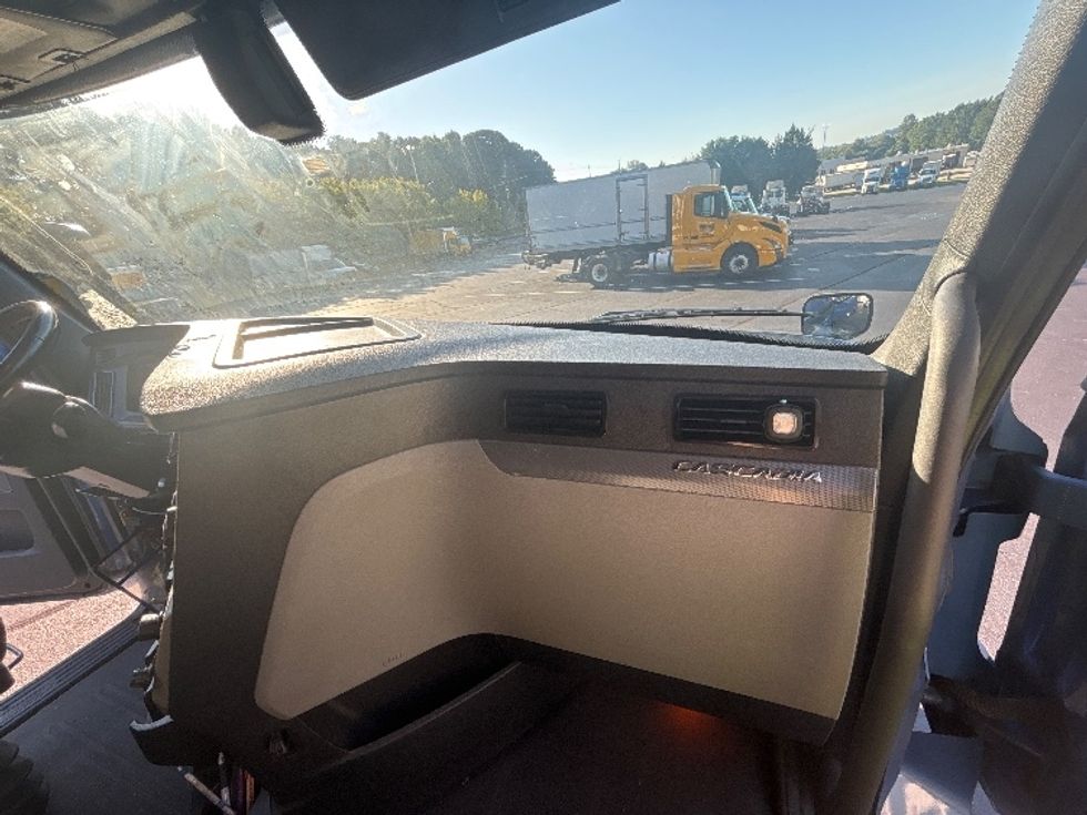 Sleeper Tractor-Heavy Duty Tractors-Freightliner-2020-T12664ST-Forest Park-GA-619,601\n\t\tmiles-$ 63,250 - Image 13
