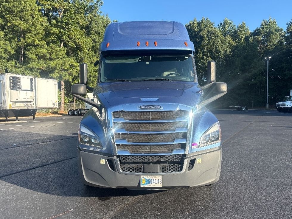 Sleeper Tractor-Heavy Duty Tractors-Freightliner-2020-T12664ST-Forest Park-GA-619,601\n\t\tmiles-$ 63,250 - Image 2