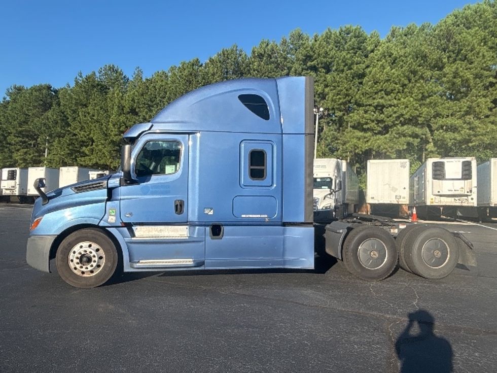 Sleeper Tractor-Heavy Duty Tractors-Freightliner-2020-T12664ST-Forest Park-GA-619,601\n\t\tmiles-$ 63,250 - Image 4