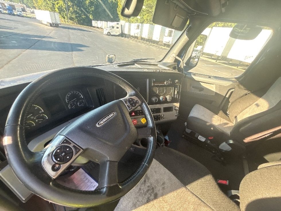 Sleeper Tractor-Heavy Duty Tractors-Freightliner-2020-T12664ST-Forest Park-GA-619,601\n\t\tmiles-$ 63,250 - Image 9