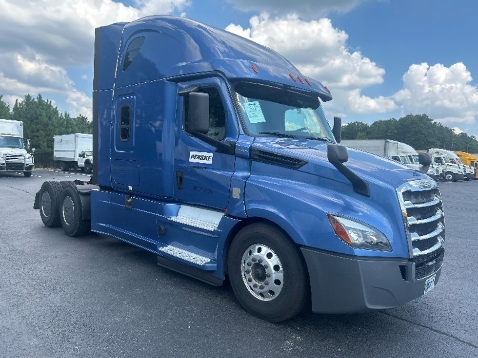 Sleeper Tractor-Heavy Duty Tractors-Freightliner-2020-T12664ST-Forest Park-GA-635,792\n\t\tmiles-$ 60,000 - Image 1