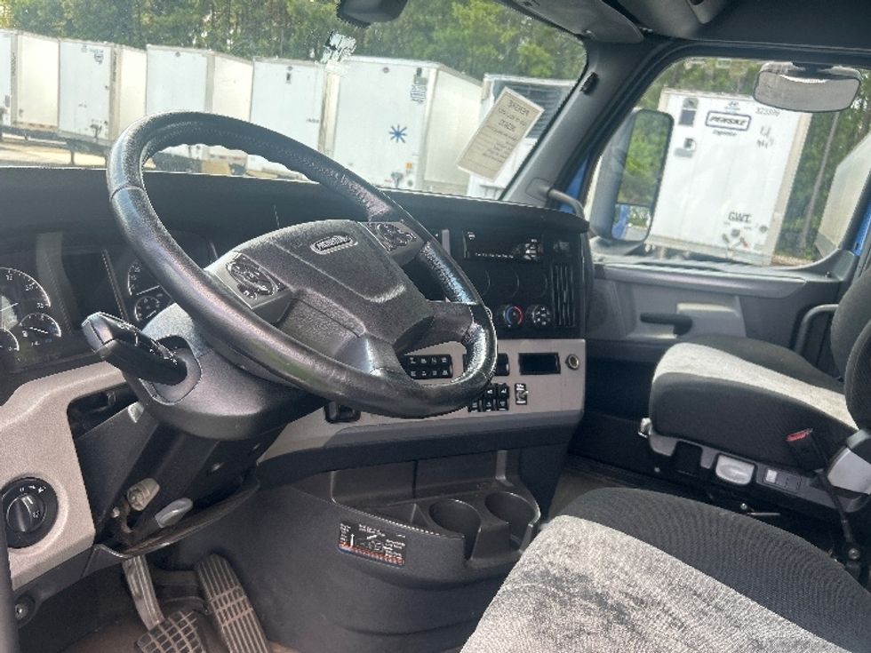 Sleeper Tractor-Heavy Duty Tractors-Freightliner-2020-T12664ST-Forest Park-GA-635,792\n\t\tmiles-$ 60,000 - Image 10