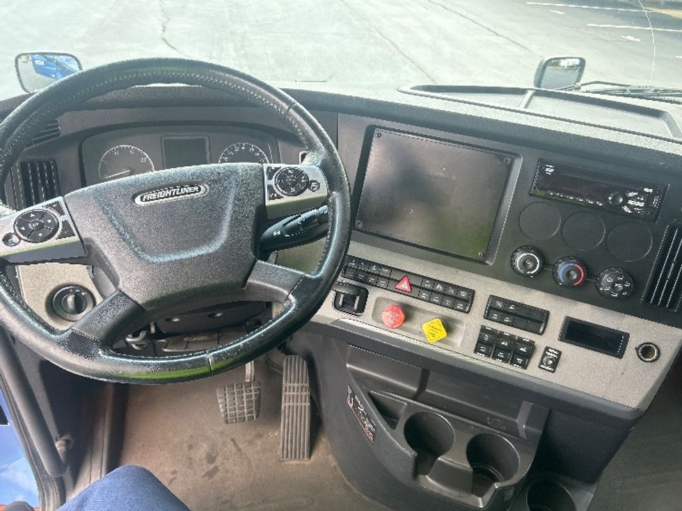 Sleeper Tractor-Heavy Duty Tractors-Freightliner-2020-T12664ST-Forest Park-GA-635,792\n\t\tmiles-$ 60,000 - Image 11
