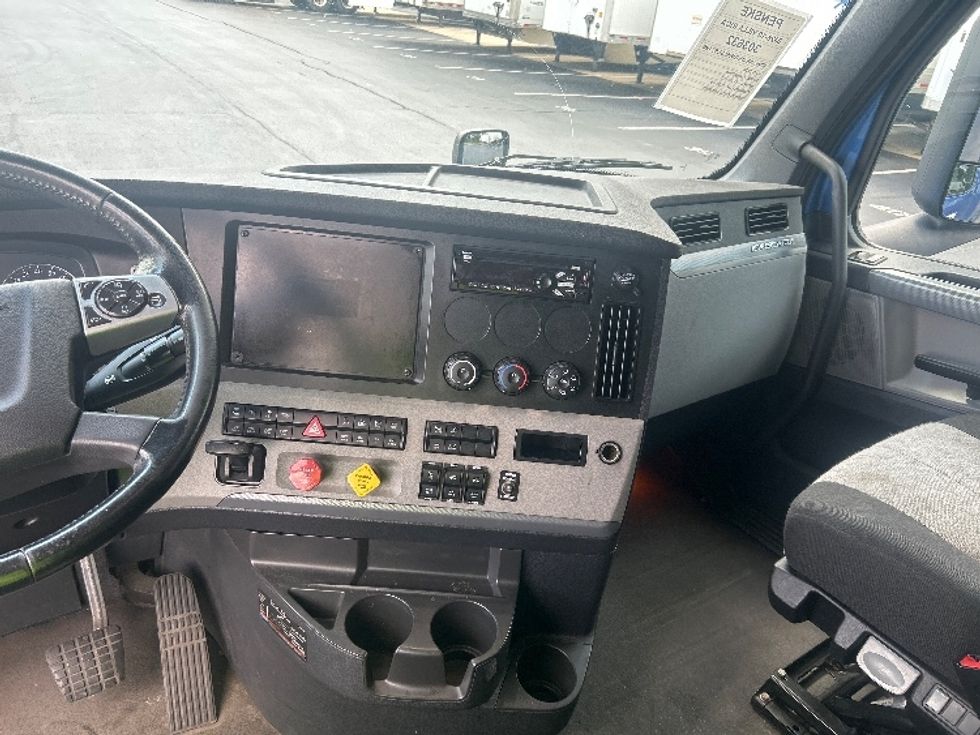 Sleeper Tractor-Heavy Duty Tractors-Freightliner-2020-T12664ST-Forest Park-GA-635,792\n\t\tmiles-$ 60,000 - Image 12