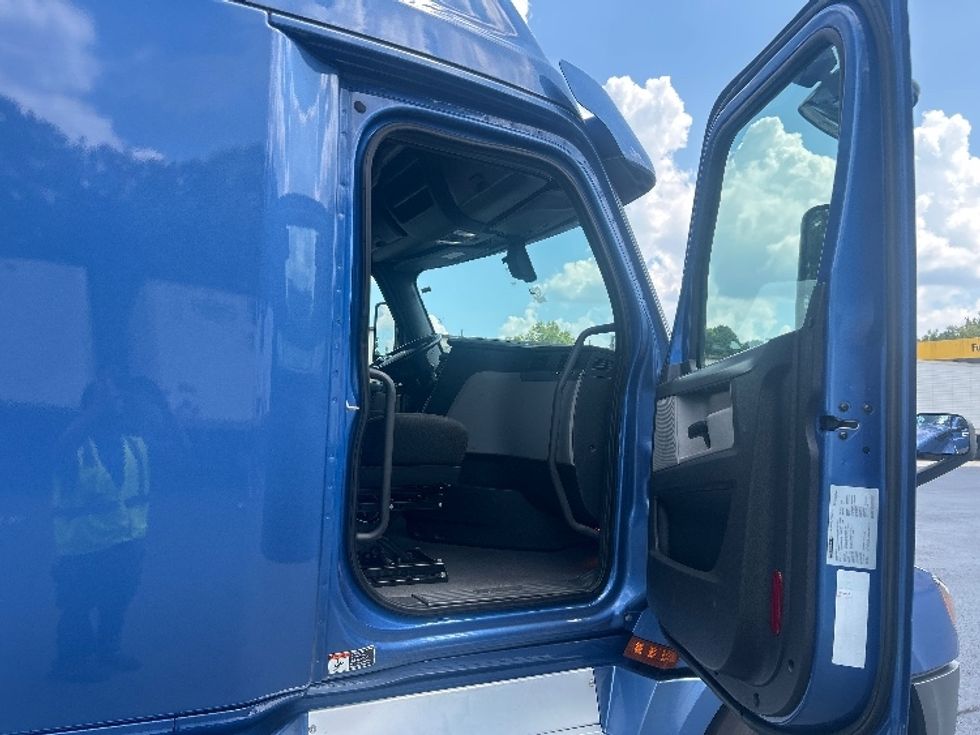 Sleeper Tractor-Heavy Duty Tractors-Freightliner-2020-T12664ST-Forest Park-GA-635,792\n\t\tmiles-$ 60,000 - Image 13