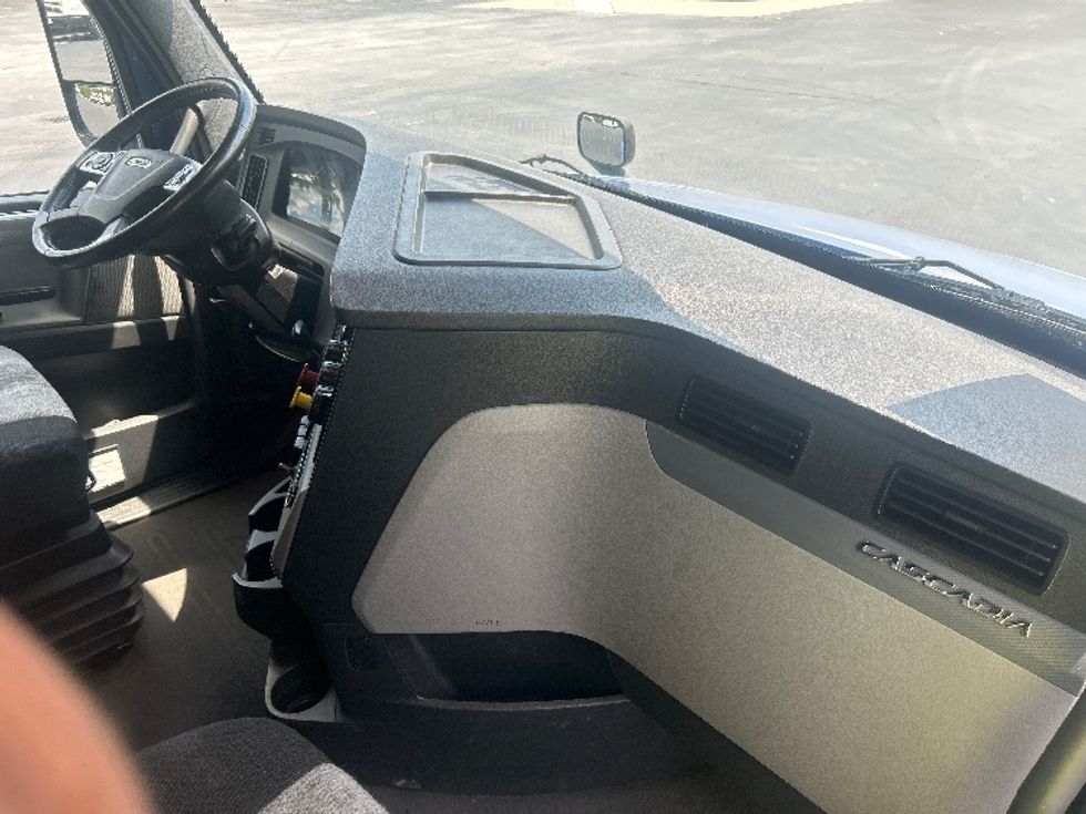 Sleeper Tractor-Heavy Duty Tractors-Freightliner-2020-T12664ST-Forest Park-GA-635,792\n\t\tmiles-$ 60,000 - Image 15