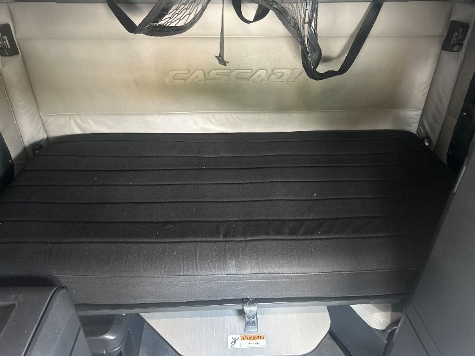 Sleeper Tractor-Heavy Duty Tractors-Freightliner-2020-T12664ST-Forest Park-GA-635,792\n\t\tmiles-$ 60,000 - Image 17