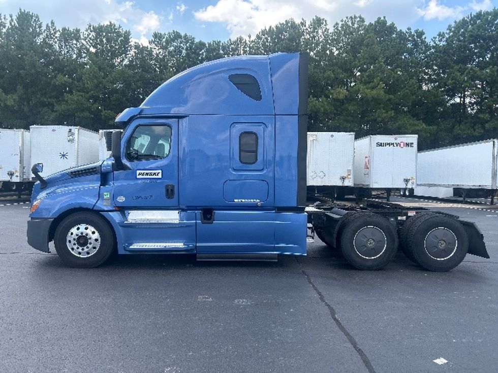 Sleeper Tractor-Heavy Duty Tractors-Freightliner-2020-T12664ST-Forest Park-GA-635,792\n\t\tmiles-$ 60,000 - Image 4