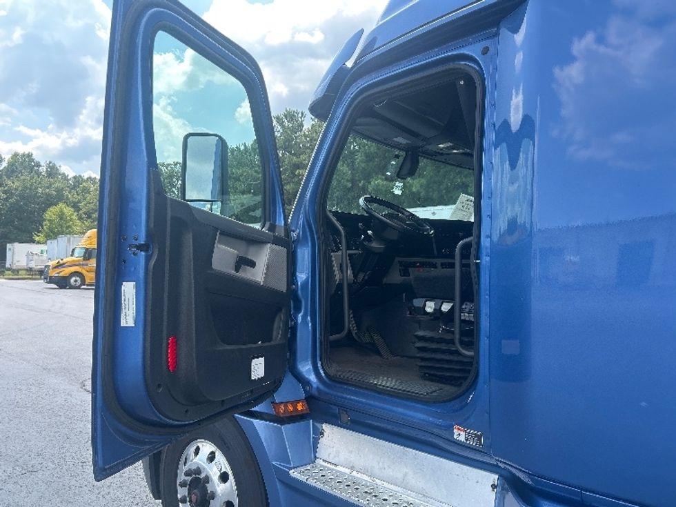 Sleeper Tractor-Heavy Duty Tractors-Freightliner-2020-T12664ST-Forest Park-GA-635,792\n\t\tmiles-$ 60,000 - Image 9