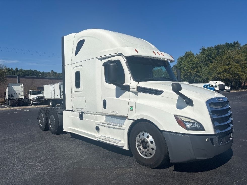 Sleeper Tractor-Heavy Duty Tractors-Freightliner-2020-T12664ST-Forest Park-GA-665,270\n\t\tmiles-$ 58,250 - Image 1
