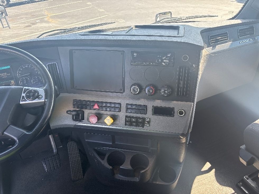 Sleeper Tractor-Heavy Duty Tractors-Freightliner-2020-T12664ST-Forest Park-GA-665,270\n\t\tmiles-$ 58,250 - Image 12