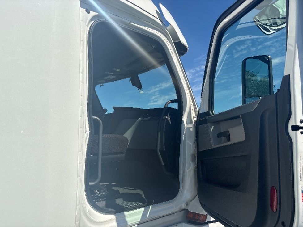 Sleeper Tractor-Heavy Duty Tractors-Freightliner-2020-T12664ST-Forest Park-GA-665,270\n\t\tmiles-$ 58,250 - Image 13