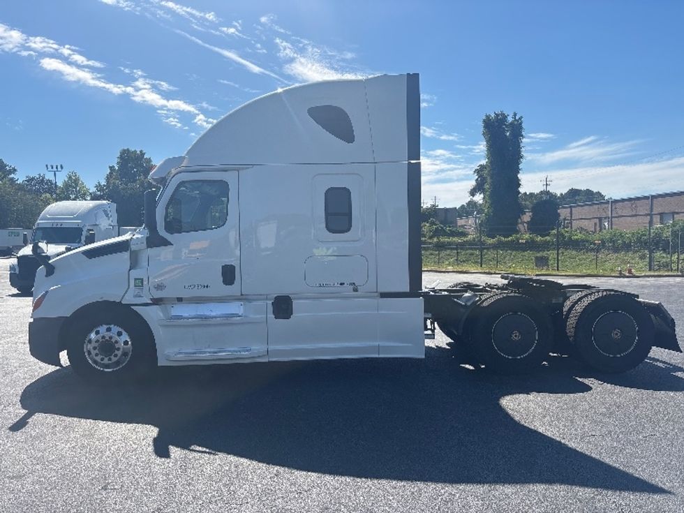 Sleeper Tractor-Heavy Duty Tractors-Freightliner-2020-T12664ST-Forest Park-GA-665,270\n\t\tmiles-$ 58,250 - Image 4