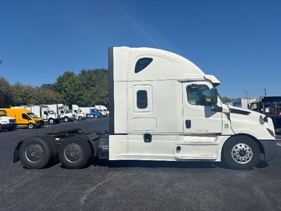 Sleeper Tractor-Heavy Duty Tractors-Freightliner-2020-T12664ST-Forest Park-GA-665,270\n\t\tmiles-$ 58,250 - Image 8