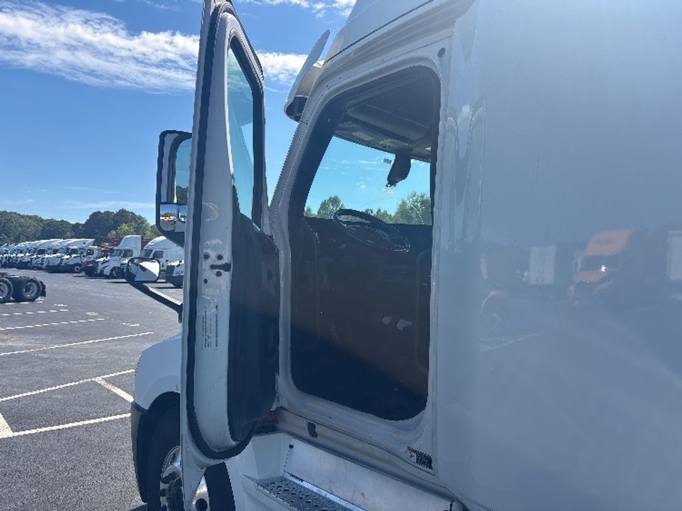 Sleeper Tractor-Heavy Duty Tractors-Freightliner-2020-T12664ST-Forest Park-GA-665,270\n\t\tmiles-$ 58,250 - Image 9