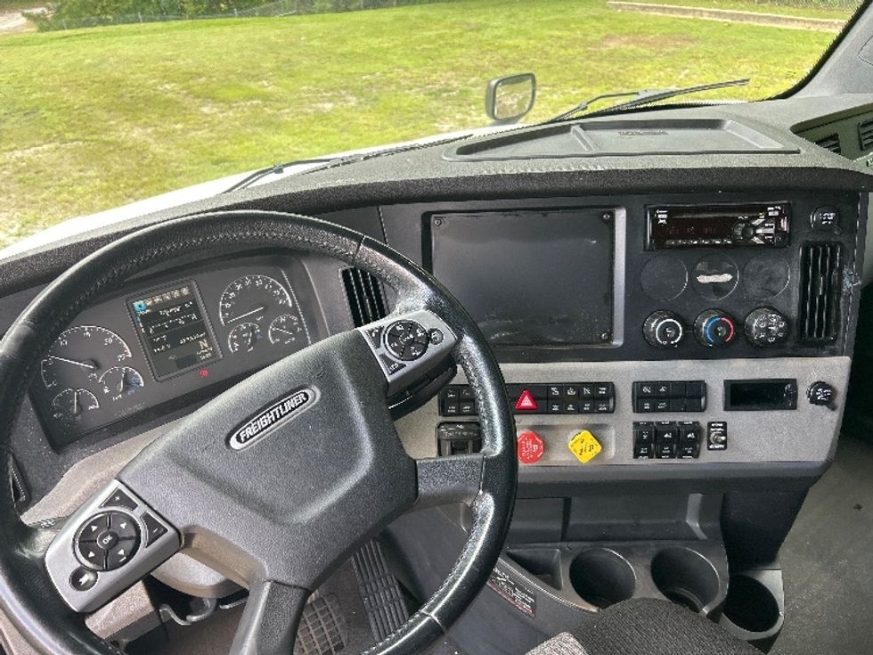 Sleeper Tractor-Heavy Duty Tractors-Freightliner-2020-T12664ST-Forest Park-GA-673,818\n\t\tmiles-$ 55,250 - Image 11