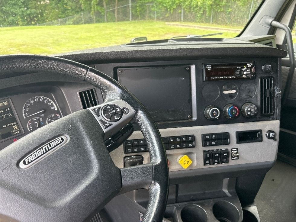 Sleeper Tractor-Heavy Duty Tractors-Freightliner-2020-T12664ST-Forest Park-GA-673,818\n\t\tmiles-$ 55,250 - Image 12