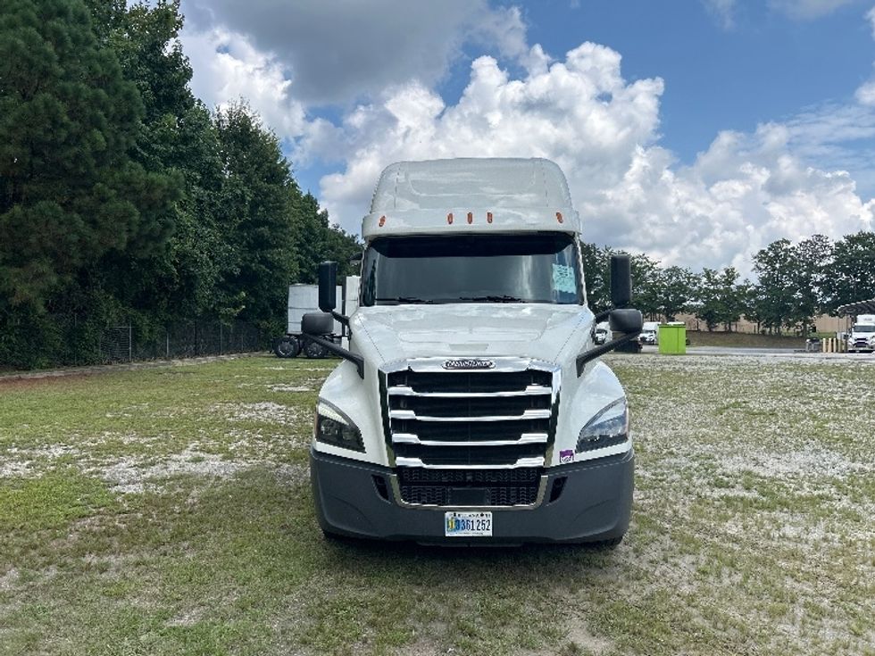 Sleeper Tractor-Heavy Duty Tractors-Freightliner-2020-T12664ST-Forest Park-GA-673,818\n\t\tmiles-$ 55,250 - Image 2