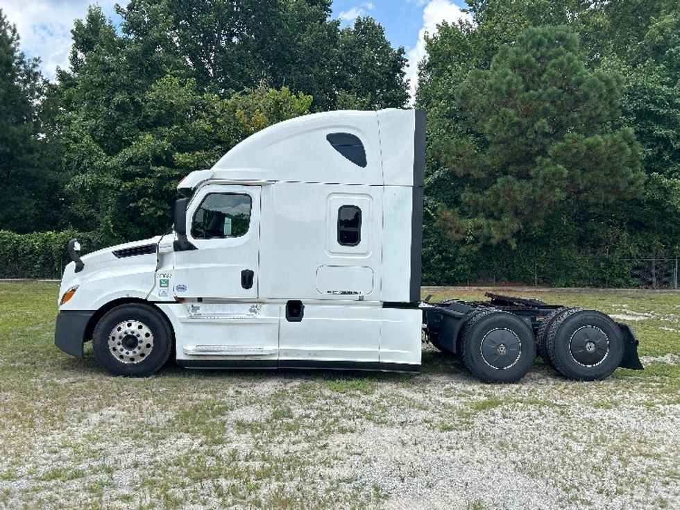 Sleeper Tractor-Heavy Duty Tractors-Freightliner-2020-T12664ST-Forest Park-GA-673,818\n\t\tmiles-$ 55,250 - Image 4