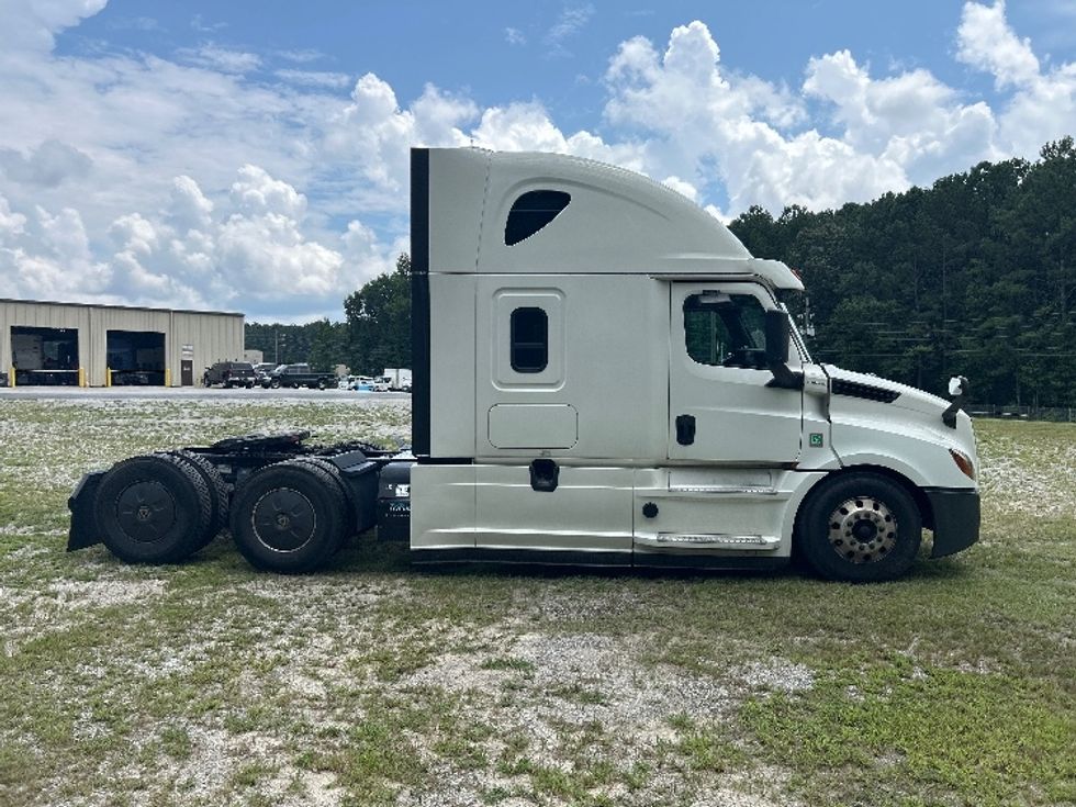 Sleeper Tractor-Heavy Duty Tractors-Freightliner-2020-T12664ST-Forest Park-GA-673,818\n\t\tmiles-$ 55,250 - Image 8