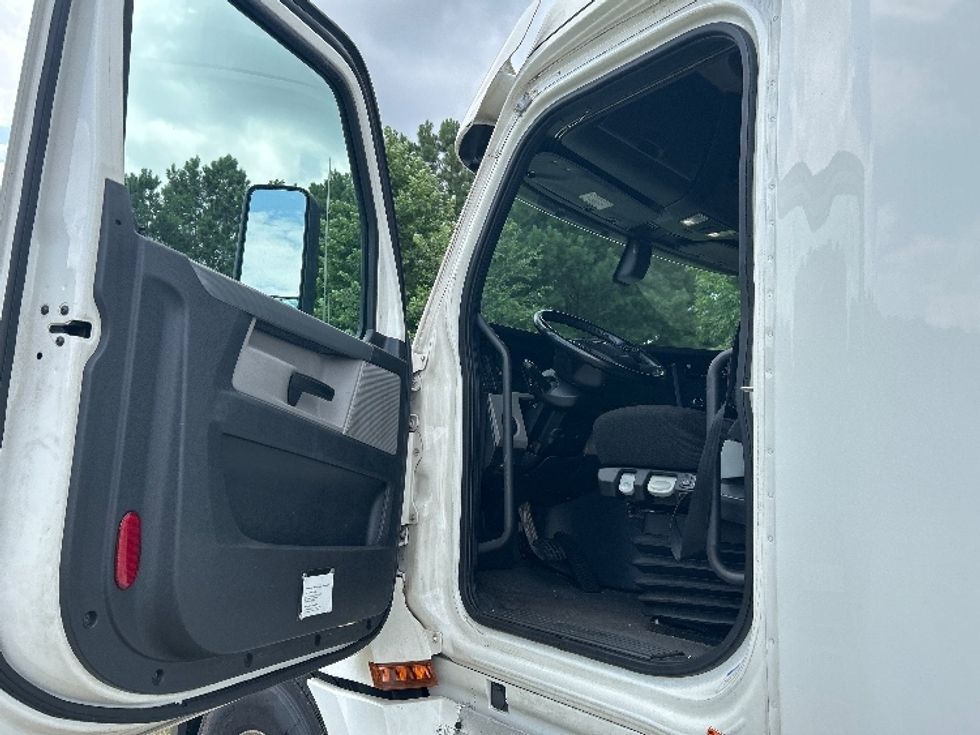 Sleeper Tractor-Heavy Duty Tractors-Freightliner-2020-T12664ST-Forest Park-GA-673,818\n\t\tmiles-$ 55,250 - Image 9