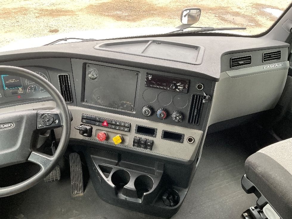 Sleeper Tractor-Heavy Duty Tractors-Freightliner-2020-T12664ST-Fort Smith-AR-337,046\n\t\tmiles-$ 66,500 - Image 12