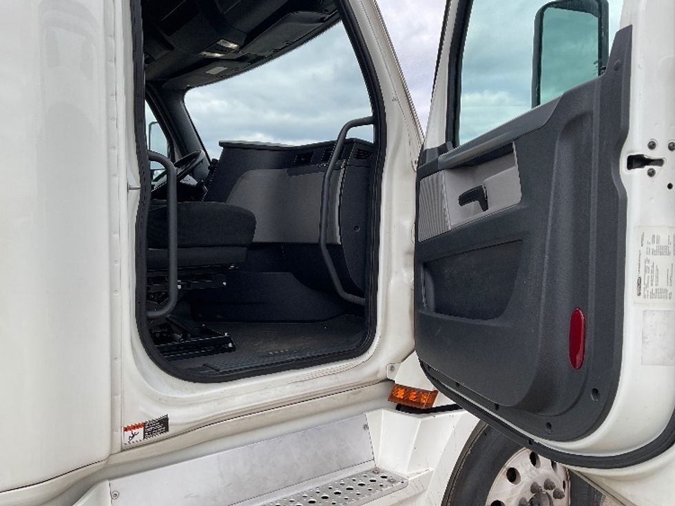 Sleeper Tractor-Heavy Duty Tractors-Freightliner-2020-T12664ST-Fort Smith-AR-337,046\n\t\tmiles-$ 66,500 - Image 13