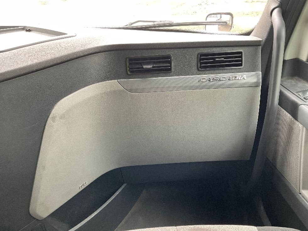 Sleeper Tractor-Heavy Duty Tractors-Freightliner-2020-T12664ST-Fort Smith-AR-337,046\n\t\tmiles-$ 66,500 - Image 14