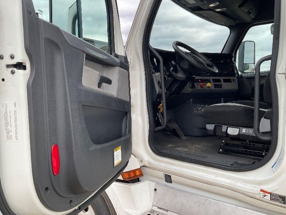 Sleeper Tractor-Heavy Duty Tractors-Freightliner-2020-T12664ST-Fort Smith-AR-337,046\n\t\tmiles-$ 66,500 - Image 9