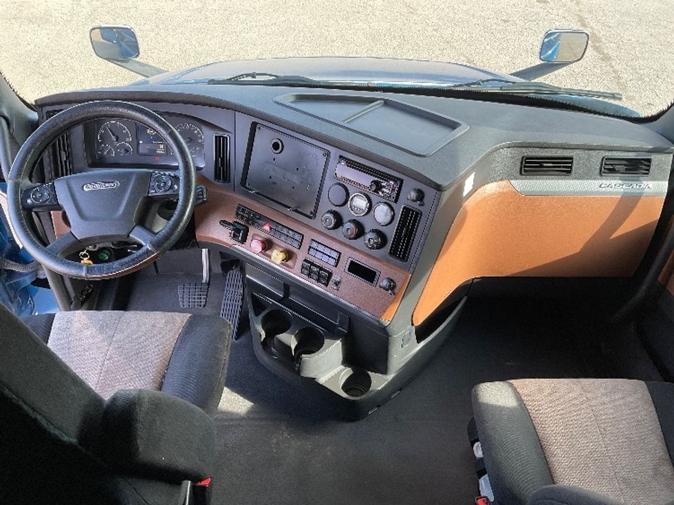 Sleeper Tractor-Heavy Duty Tractors-Freightliner-2020-T12664ST-Fort Smith-AR-580,246\n\t\tmiles-$ 53,750 - Image 12