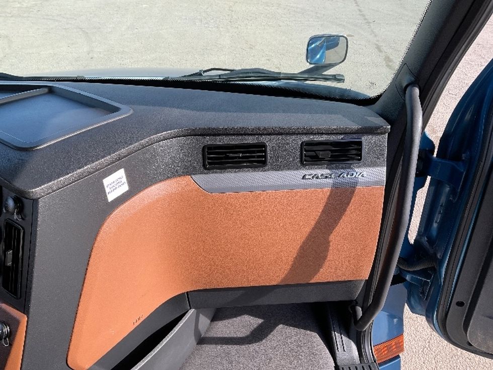 Sleeper Tractor-Heavy Duty Tractors-Freightliner-2020-T12664ST-Fort Smith-AR-580,246\n\t\tmiles-$ 53,750 - Image 14