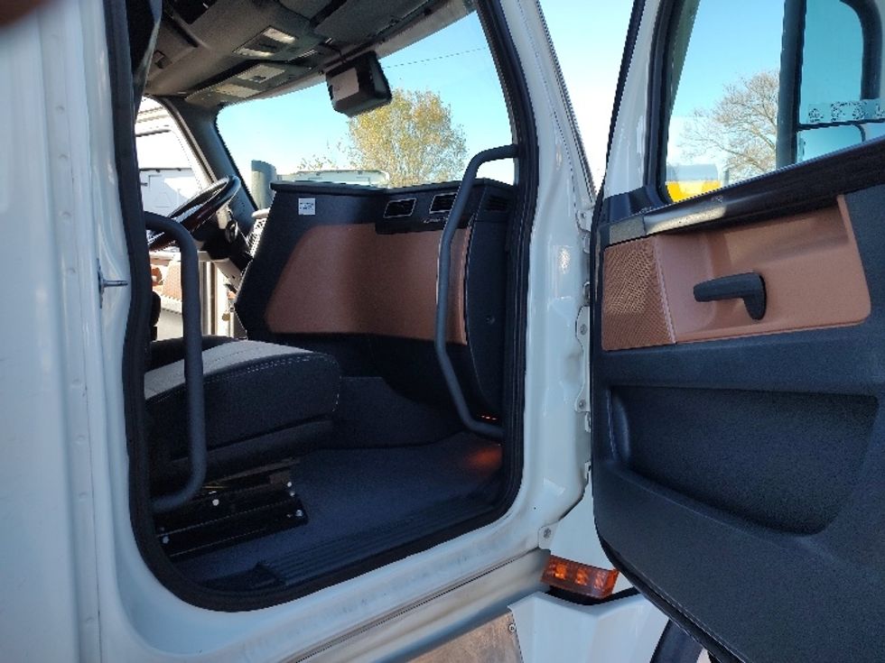 Sleeper Tractor-Heavy Duty Tractors-Freightliner-2020-T12664ST-Fort Wayne-IN-514,903\n\t\tmiles-$ 63,500 - Image 13