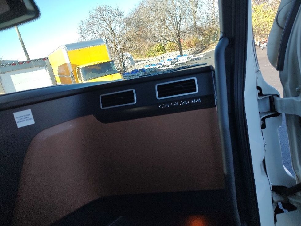 Sleeper Tractor-Heavy Duty Tractors-Freightliner-2020-T12664ST-Fort Wayne-IN-514,903\n\t\tmiles-$ 63,500 - Image 14