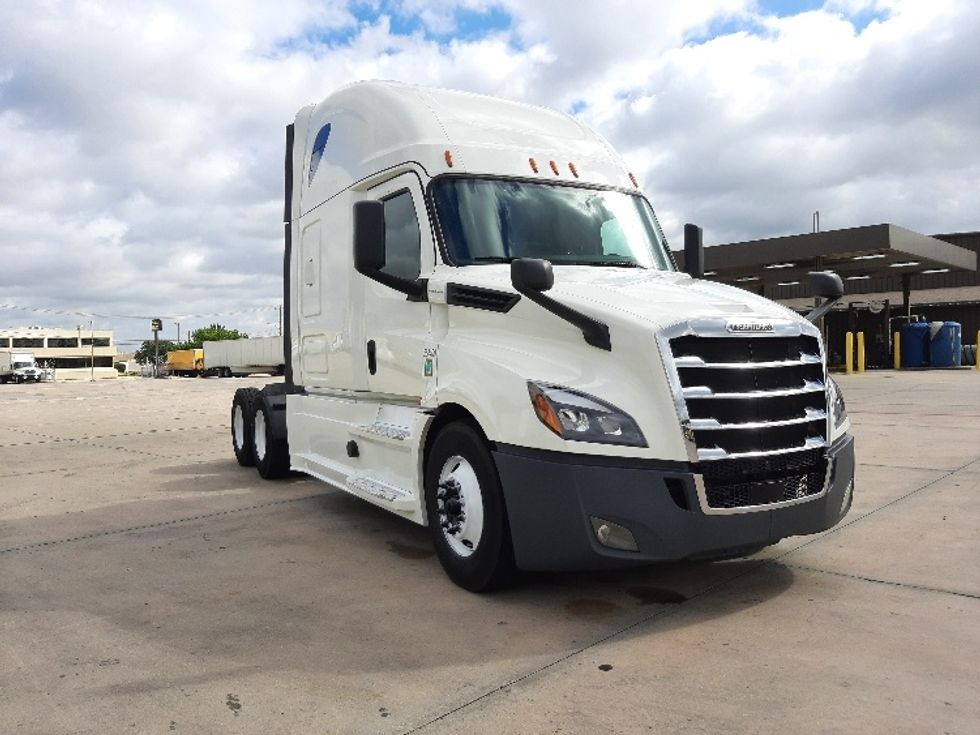 Sleeper Tractor-Heavy Duty Tractors-Freightliner-2020-T12664ST-Fort Worth-TX-521,744\n\t\tmiles-$ 61,000 - Image 1
