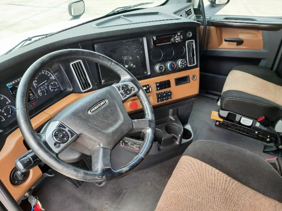 Sleeper Tractor-Heavy Duty Tractors-Freightliner-2020-T12664ST-Fort Worth-TX-521,744\n\t\tmiles-$ 61,000 - Image 10