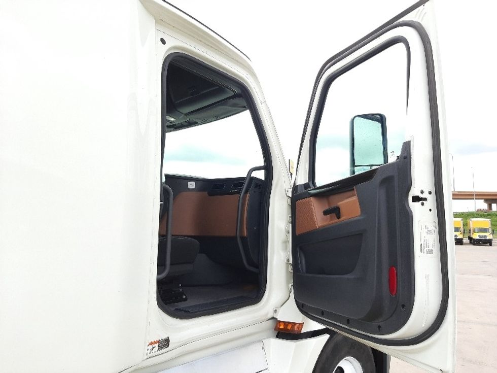 Sleeper Tractor-Heavy Duty Tractors-Freightliner-2020-T12664ST-Fort Worth-TX-521,744\n\t\tmiles-$ 61,000 - Image 13