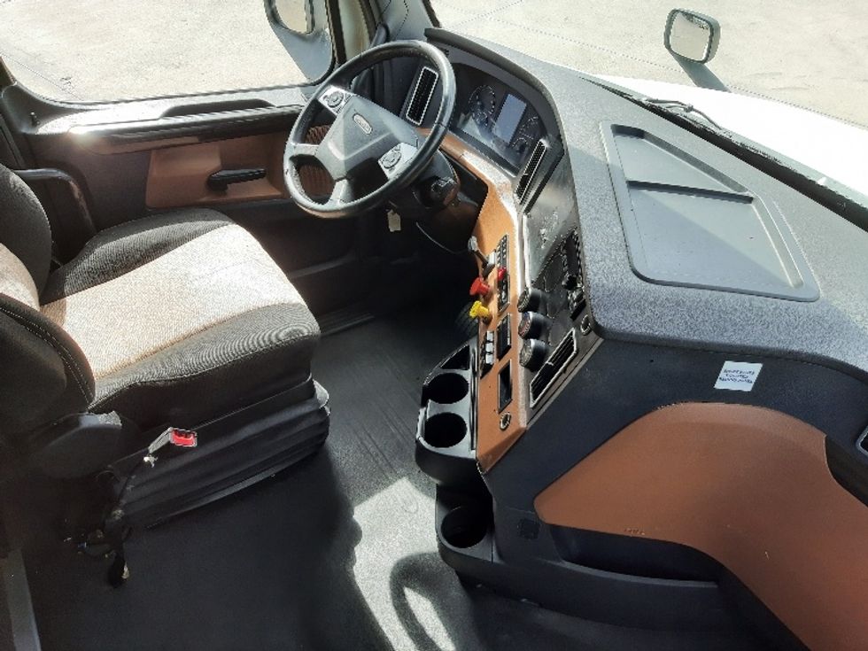 Sleeper Tractor-Heavy Duty Tractors-Freightliner-2020-T12664ST-Fort Worth-TX-521,744\n\t\tmiles-$ 61,000 - Image 15