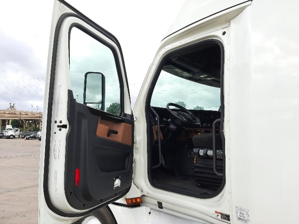 Sleeper Tractor-Heavy Duty Tractors-Freightliner-2020-T12664ST-Fort Worth-TX-521,744\n\t\tmiles-$ 61,000 - Image 9