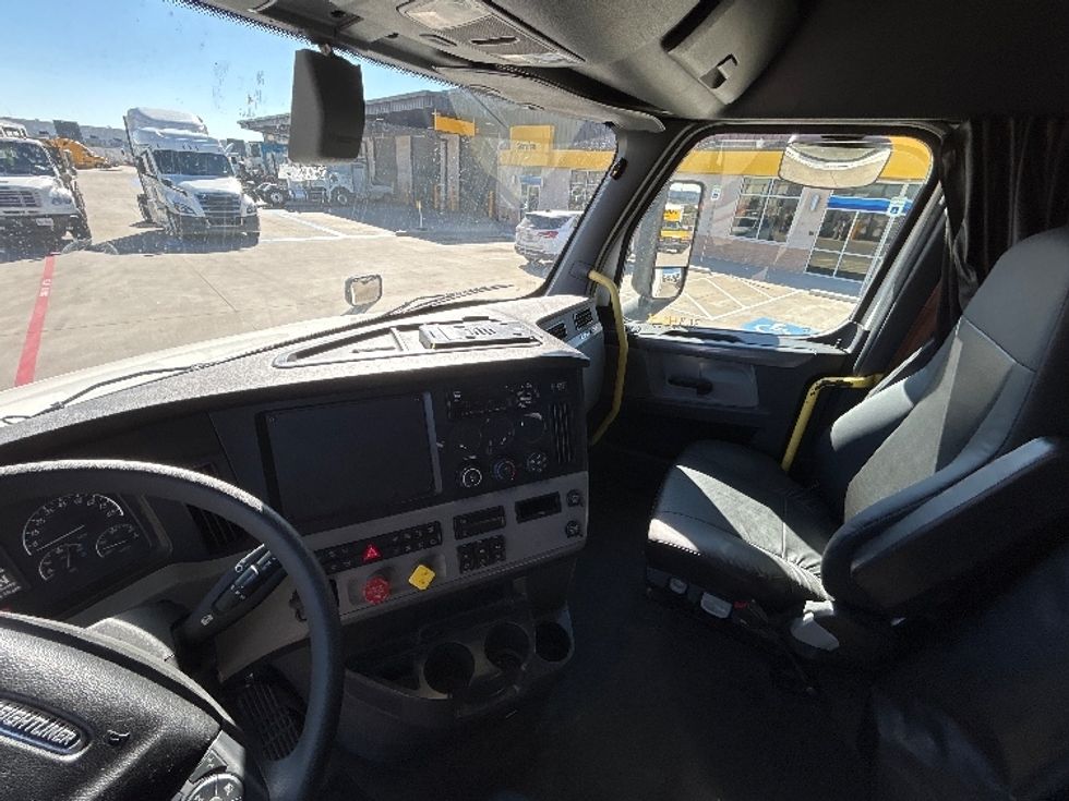 Sleeper Tractor-Heavy Duty Tractors-Freightliner-2020-T12664ST-Fort Worth-TX-674,777\n\t\tmiles-$ 48,750 - Image 12