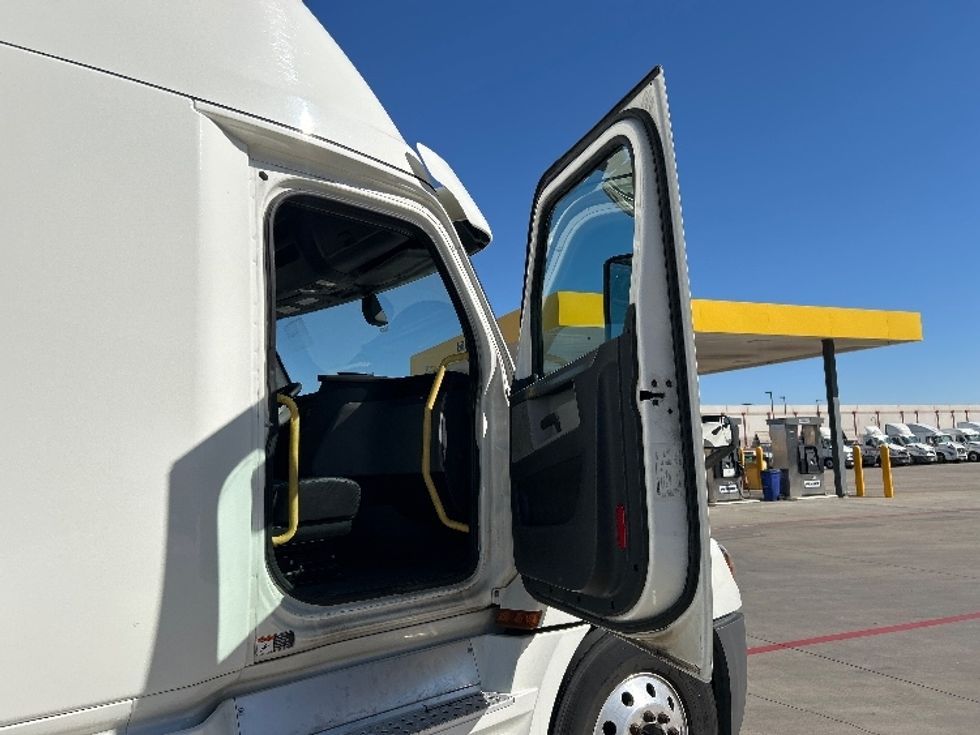 Sleeper Tractor-Heavy Duty Tractors-Freightliner-2020-T12664ST-Fort Worth-TX-674,777\n\t\tmiles-$ 48,750 - Image 13