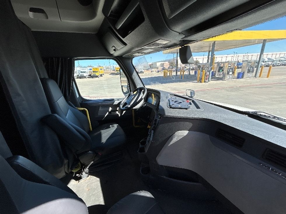 Sleeper Tractor-Heavy Duty Tractors-Freightliner-2020-T12664ST-Fort Worth-TX-674,777\n\t\tmiles-$ 48,750 - Image 15