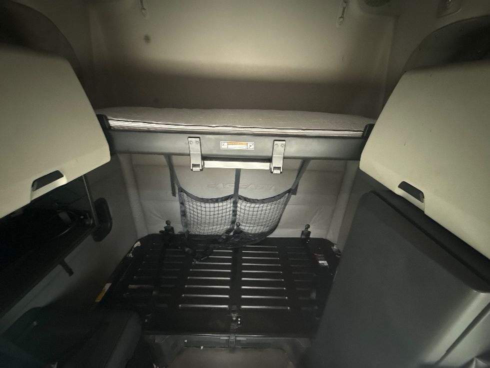 Sleeper Tractor-Heavy Duty Tractors-Freightliner-2020-T12664ST-Fort Worth-TX-674,777\n\t\tmiles-$ 48,750 - Image 16