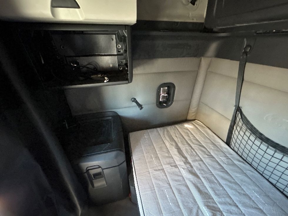 Sleeper Tractor-Heavy Duty Tractors-Freightliner-2020-T12664ST-Fort Worth-TX-674,777\n\t\tmiles-$ 48,750 - Image 18