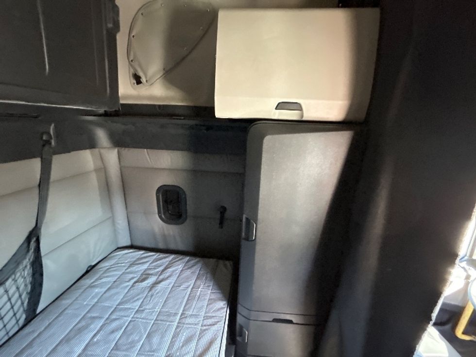 Sleeper Tractor-Heavy Duty Tractors-Freightliner-2020-T12664ST-Fort Worth-TX-674,777\n\t\tmiles-$ 48,750 - Image 19