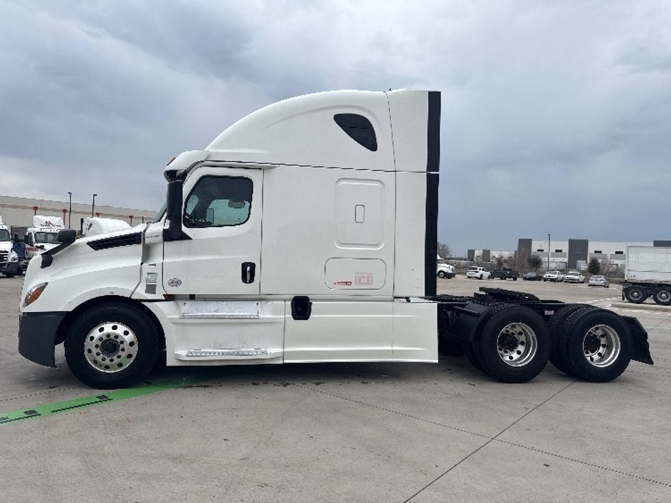 Sleeper Tractor-Heavy Duty Tractors-Freightliner-2020-T12664ST-Fort Worth-TX-674,777\n\t\tmiles-$ 48,750 - Image 4