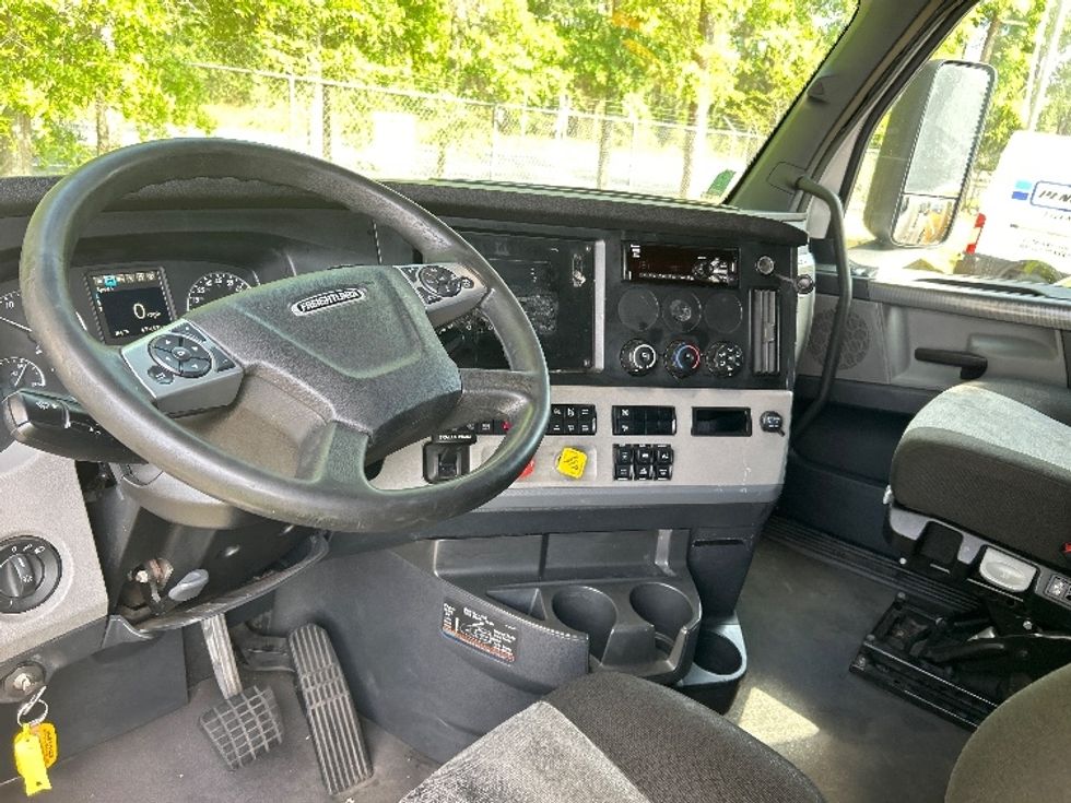 Sleeper Tractor-Heavy Duty Tractors-Freightliner-2020-T12664ST-Fort Worth-TX-681,156\n\t\tmiles-$ 48,750 - Image 10